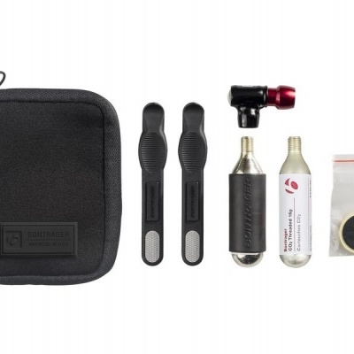 Conjunto de ferramentas para reparação de bicicletas com bolsa preta, alavancas, cilindros de CO2 e peça plástica