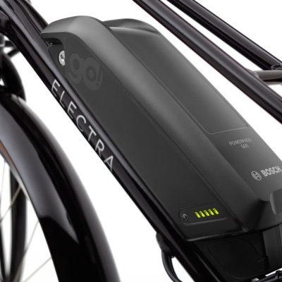 Bateria Bosch POWERPACK 500 preta numa bicicleta ELECTRA preta