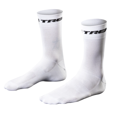 Meias brancas compridas com palavra 'TRE' em preto na parte superior