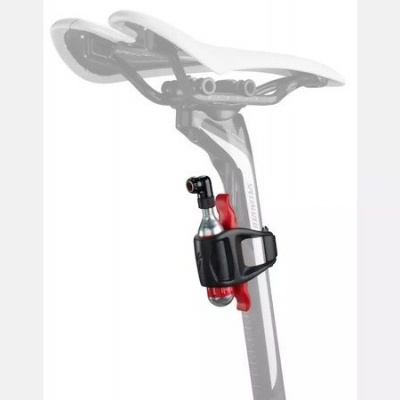 Suporte de bicicleta preto com cilindro de gás vermelho no tubo do selim branco