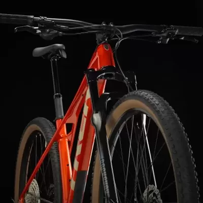 Bicicleta de montanha vermelha e preta com pneus espessos