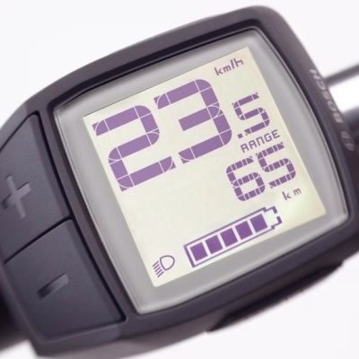 Mostrador digital de bicicleta eletrónica com indicadores de velocidade, autonomia e nível de bateria.