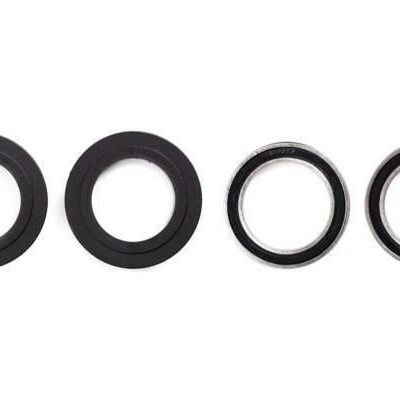 Quatro anéis de borracha preta em fundo branco