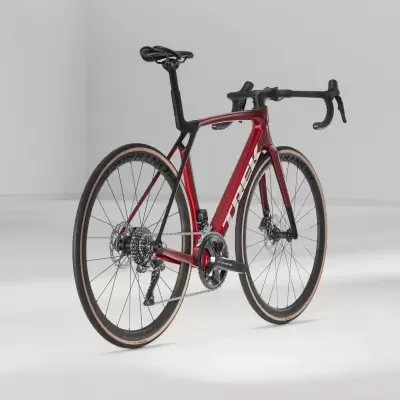 Bicicleta de estrada vermelha e preta com quadro em carbono