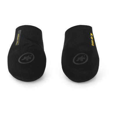 Capas pretas para sapatos com símbolos e etiquetas em fundo branco