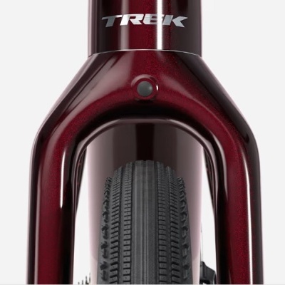 Quadro de bicicleta vermelho escuro com pneu preto e texto TREK