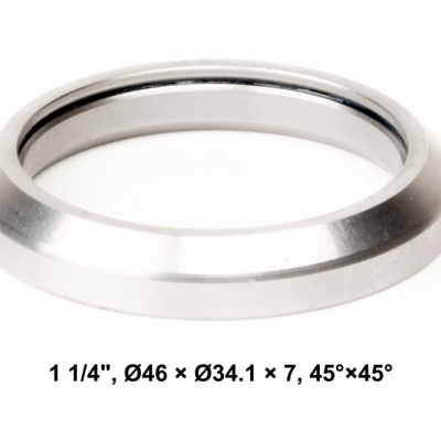 Anel metálico prateado com inscrição das medidas em fundo branco