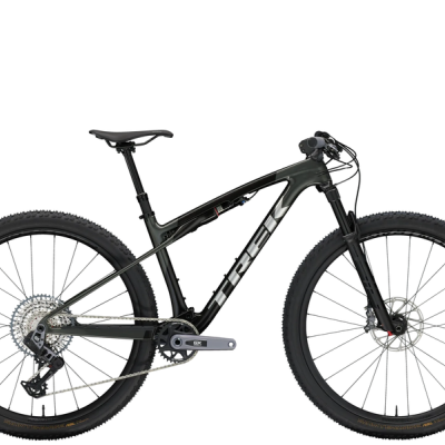 Bicicleta de montanha preta com quadro de carbono e pneus largos