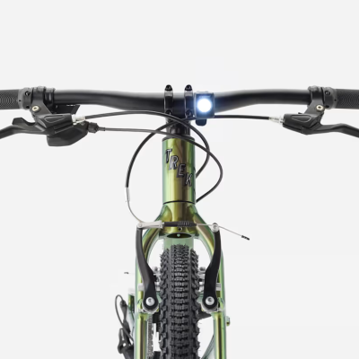 Guiador de bicicleta preto com luz LED branca e quadro verde TREK