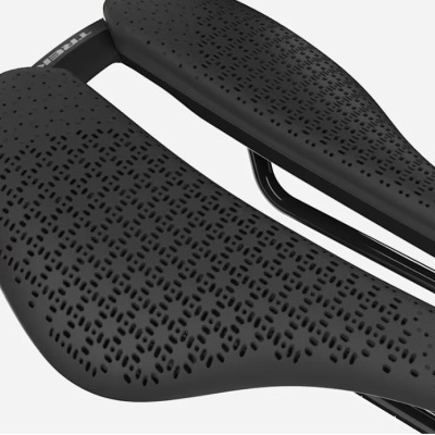 Selim de bicicleta preto com padrão perfurado