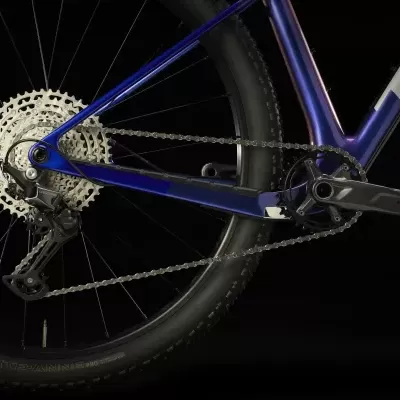 Parte traseira de bicicleta azul com corrente e roda preta