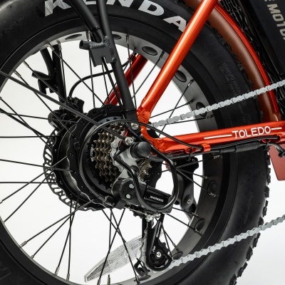 Roda traseira de bicicleta elétrica com quadro laranja vermelho e pneu preto KENDA