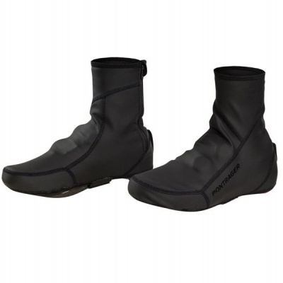 Sapatos pretos resistentes à água com fecho e costuras visíveis