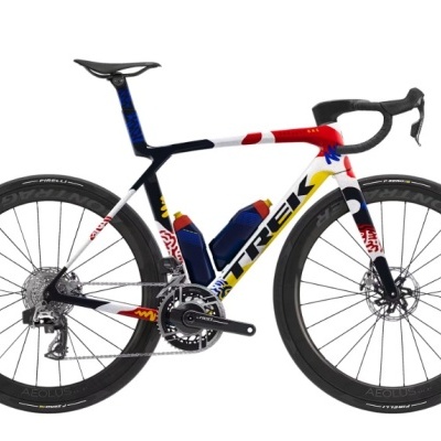 Bicicleta de estrada TREK branca com detalhes em vermelho, azul e amarelo