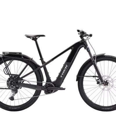 Bicicleta elétrica preta TREK com guarda-lamas e pneus LT4 EXPERT
