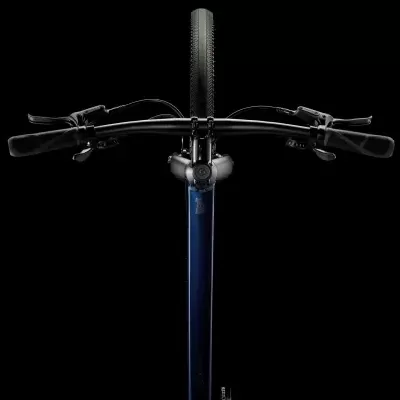 Bicicleta vista de frente com guiador e pneus pretos, garfo azul escuro