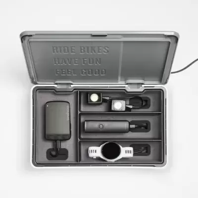 Estojo cinzento aberto com acessórios eletrónicos organizados