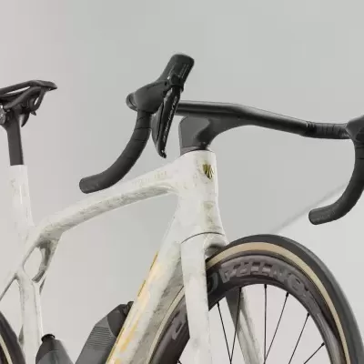 Bicicleta de estrada branca com guiador preto e roda dianteira