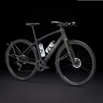 Bicicleta preta Trek com quadro em carbono e pneus finos preta