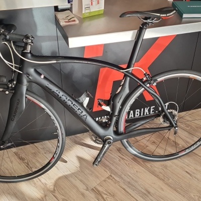 Bicicleta de estrada preta mate CARRERA com rodas aro fino, selim San Marco e guiador envolvido em fita preta