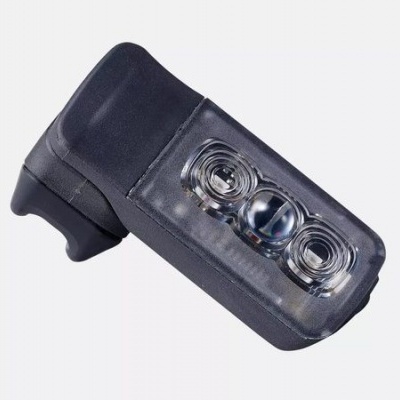 Lanterna frontal preta com três LEDs sobre fundo branco