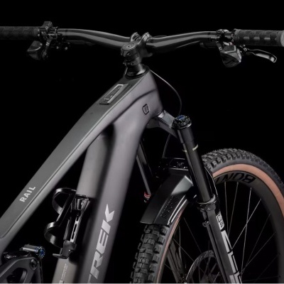 Bicicleta elétrica de montanha preta com quadro robusto e pneus castanhos