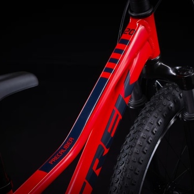 Quadro de bicicleta vermelha TREK com pneus de borracha grossos