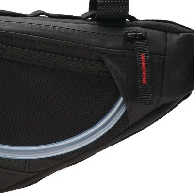 Mochila preta com fecho e tubo transparente