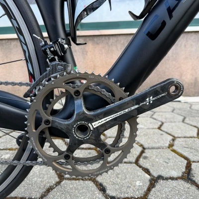 Pedaleira de bicicleta em carbono preta com anéis metálicos e texto CAMPAGNOLO SUPER RECORD