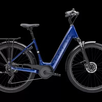 Bicicleta elétrica azul com quadro em alumínio e pneus pretos
