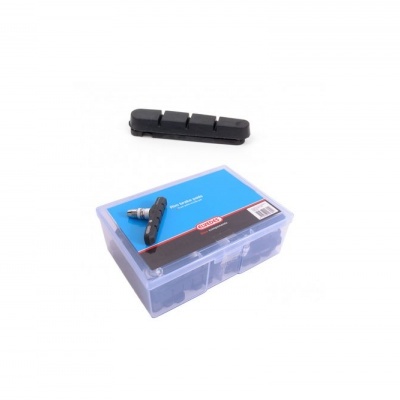 Calços de travão para bicicleta em borracha preta numa caixa plástica