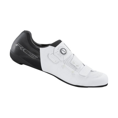 Sapato desportivo branco e preto com fecho BOA e marca RC5