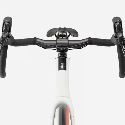 Frente de bicicleta branca com guiador de corrida preto