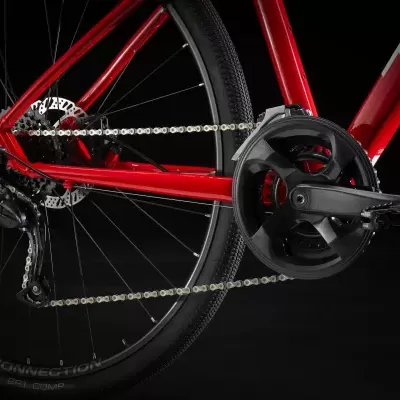 Detalhe do sistema de transmissão e roda traseira de bicicleta vermelha