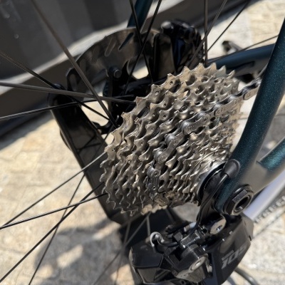 Roda de bicicleta com cassete metálico e desviador SHIMANO 105