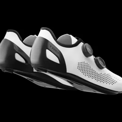 Sapatilhas de ciclismo brancas e pretas com fecho por disco.