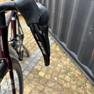 Mão de travão Shimano 105 preto num guiador de bicicleta