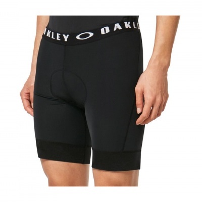 Calções pretos de ciclismo com faixa elástica da Oakley