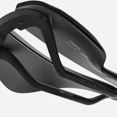 Selim de bicicleta preto com superfícies texturizadas e textos visíveis