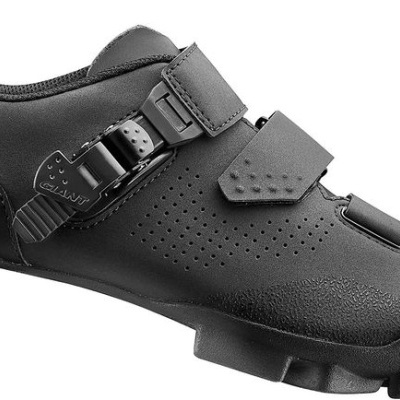 sapato de ciclismo preto com fivela e velcro