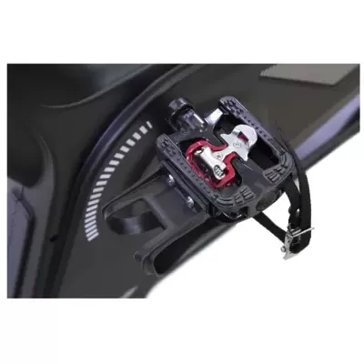 Pedal de bicicleta preto com detalhes vermelhos e cinto de fixação