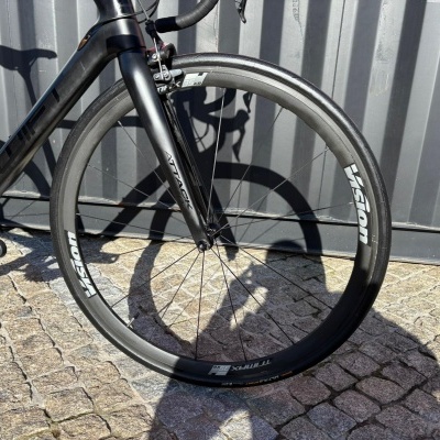Bicicleta de estrada preta com rodas de carbono Vision e pneus Continental Ultra Sport III
