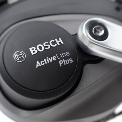 Componente preto com texto Bosch Active Line Plus em máquina