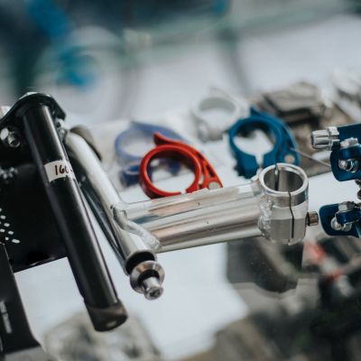 Componentes para bicicleta em metal e plástico, incluindo espigão com etiqueta 'Luca'