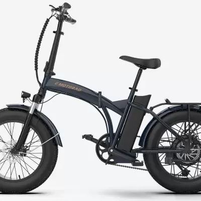 Bicicleta elétrica dobrável preta com rodas grossas e bateria no quadro