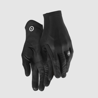 Par de luvas pretas com diferentes texturas e logos circulares brancos