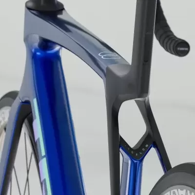 Bicicleta de corrida azul metálico com design aerodinâmico e rodas de fibra de carbono