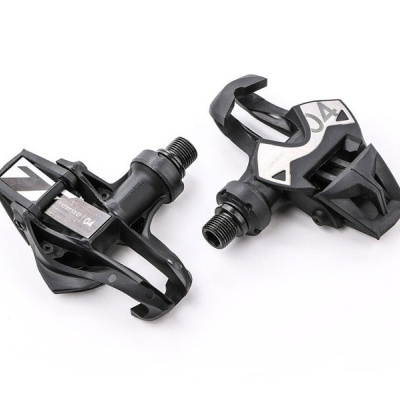 Par de pedais para bicicleta preto com detalhes em branco sobre fundo branco