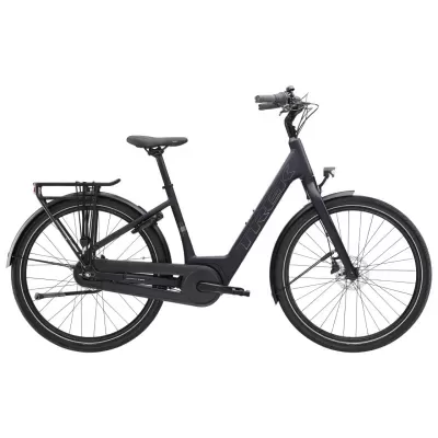 Bicicleta elétrica urbana preta fosca com guardas-lamas e bagageira traseira.