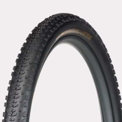 Pneu preto de bicicleta com padrão de cravos